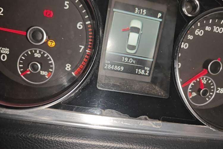 Used Volkswagen FAW-Volkswagen CC 2013 1.8TSI Luxury Model Odometer Close Up