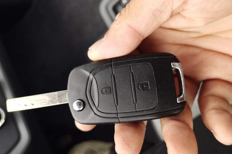 Used Wuling Yangguang 2024 300km Comfort-Grade Passenger Van 60kW Vehicle Key