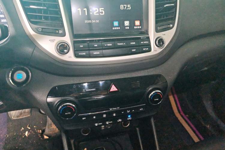 Used Hyundai Tucson 2015 1.6T Dual-Clutch Two-Wheel-Drive Smart Model Audio And AC Panel