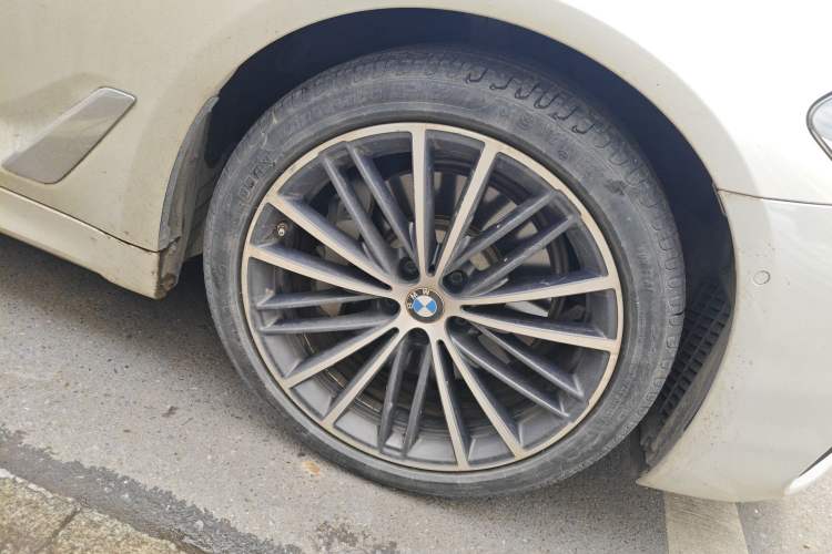 Used BMW 5 Series 2020 530Li Leading Model M Sport Package Right Front Wheel Hub