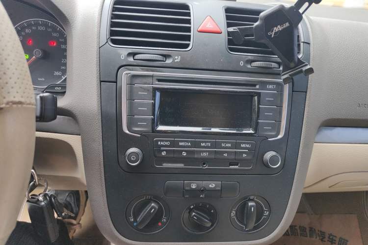 Used Volkswagen Sagitar 2009 1.6L Automatic Comfort Edition Audio And AC Panel