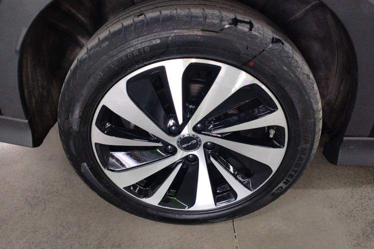 Used BYD Song PLUS New Energy 2023 Champion Edition DM-i 110KM Flagship Model Right Rear Wheel Hub