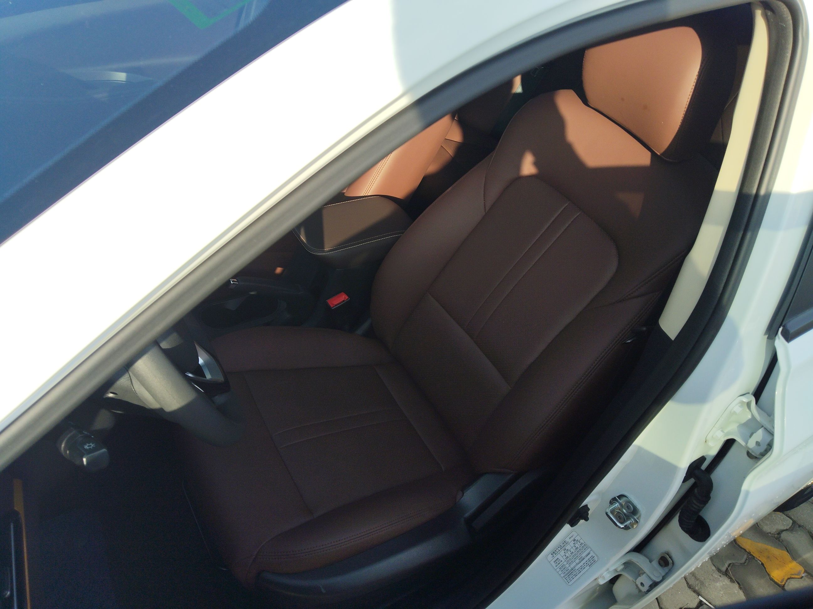 Переднее сиденье в автомобиле