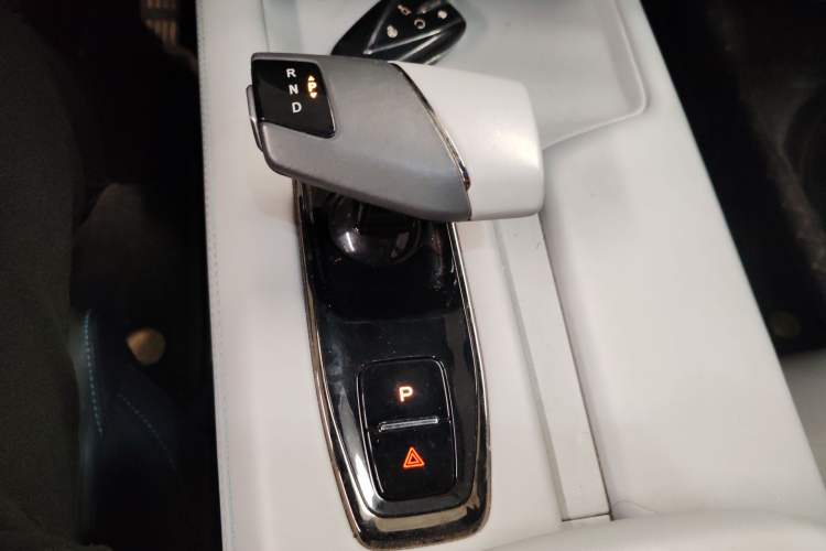 Used CHANGAN UNI-Z New Energy 2024 Blue Whale Smart Electric iDD 125km Excellence Model Gear Lever