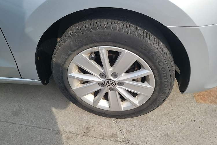 Used Volkswagen Jetta 2015 1.6L Manual Comfort Model Right Front Wheel Hub