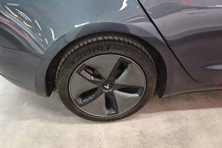 Used Tesla Model 3 2019 Long-Range Rear-Wheel-Drive Version