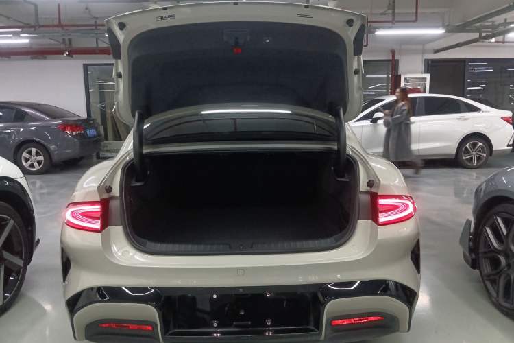 Used Xiaomi Auto SU7 2024 Four-Wheel Drive Ultra-Long Range Advanced Intelligent Driving Max Edition Trunk
