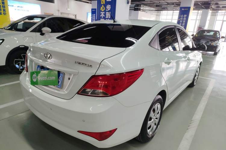 Used Hyundai Verna (older generation) 2014 1.4L Manual Smart GLS Trim Rear Right 45 Deg