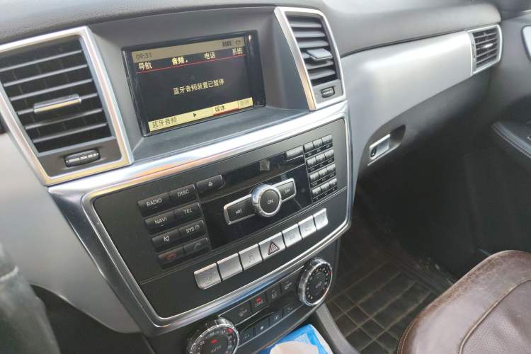 Used Mercedes-Benz M-Class 2014 ML 320 4MATIC Audio And AC Panel