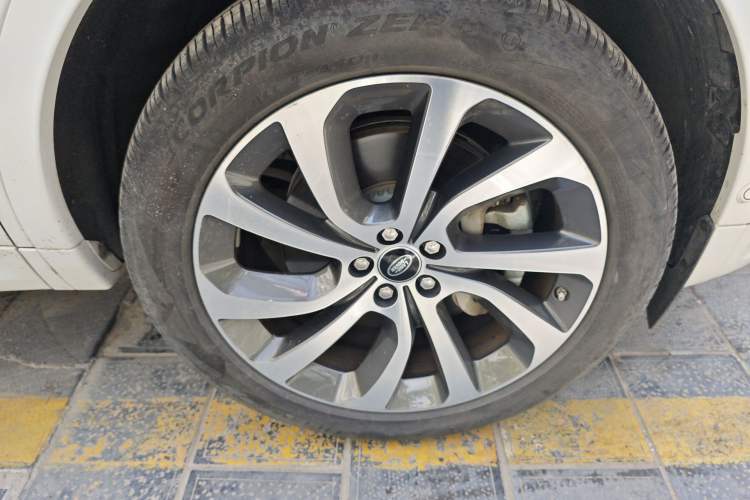 Used Land Rover Discovery Sport 2020 249 PS R-Dynamic Luxury Custom Edition Right Front Wheel Hub