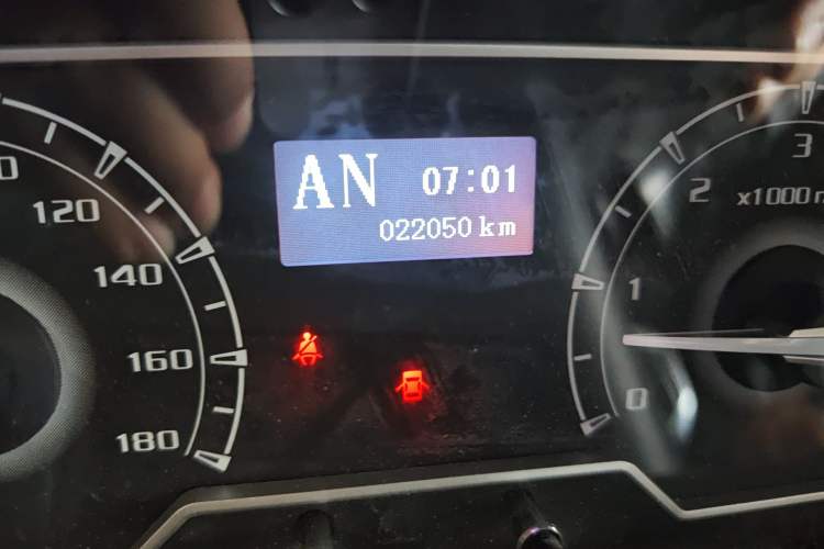 Used SAIC MAXUS Xintu V80 2023 2.0T Manual Classic Aoyuntong Short Wheelbase Mid-Roof 7/8/9-Seater Odometer Close Up