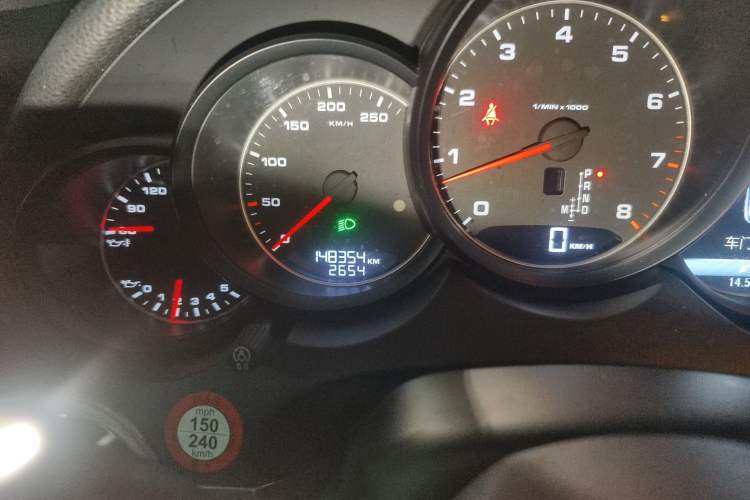 Used Porsche Cayenne 2015 Cayenne 3.0T Odometer Close Up