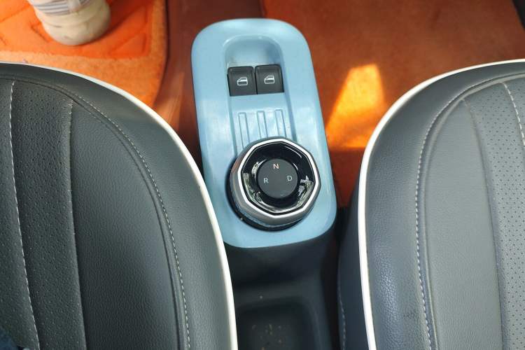 Used Geely Galaxy Panda 2024 Panda Mini 200km Endurance Bear Gear Lever