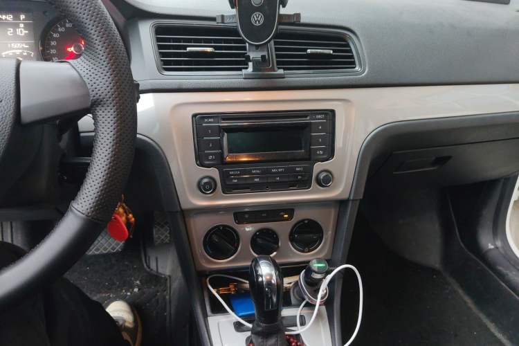 Used Volkswagen Lavida 2015 1.6L Automatic Fashion Edition Audio And AC Panel