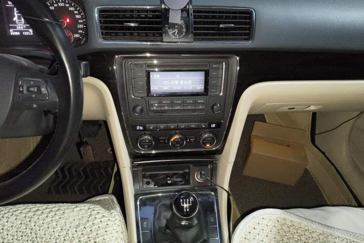 Used Volkswagen Passat 2014 1.4TSI Manual Prestige Edition Audio And AC Panel