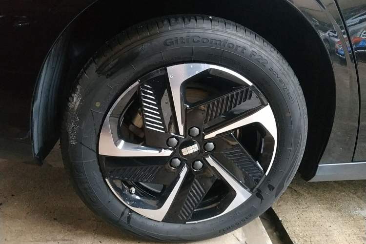 Used Geely Galaxy L6 2024 125km PLUS Dragon Edition