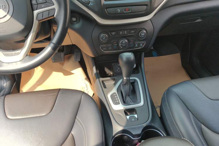 Used Jeep Cherokee 2020 2.0L Two-Wheel Drive Classic Sports Edition