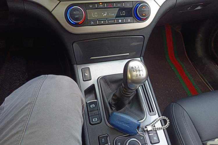 Used Haval H6 Coupe 2015 Blue Label 2.0T Manual Two-Wheel-Drive Elite Model Gear Lever