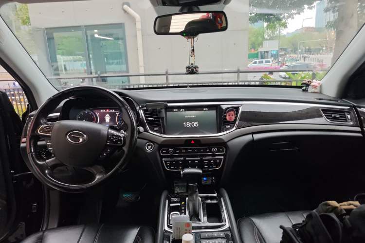 Used GAC Trumpchi GS8 2017 320T Two-Wheel Drive Luxury Smart Connectivity Version (7 Seats) Center Console