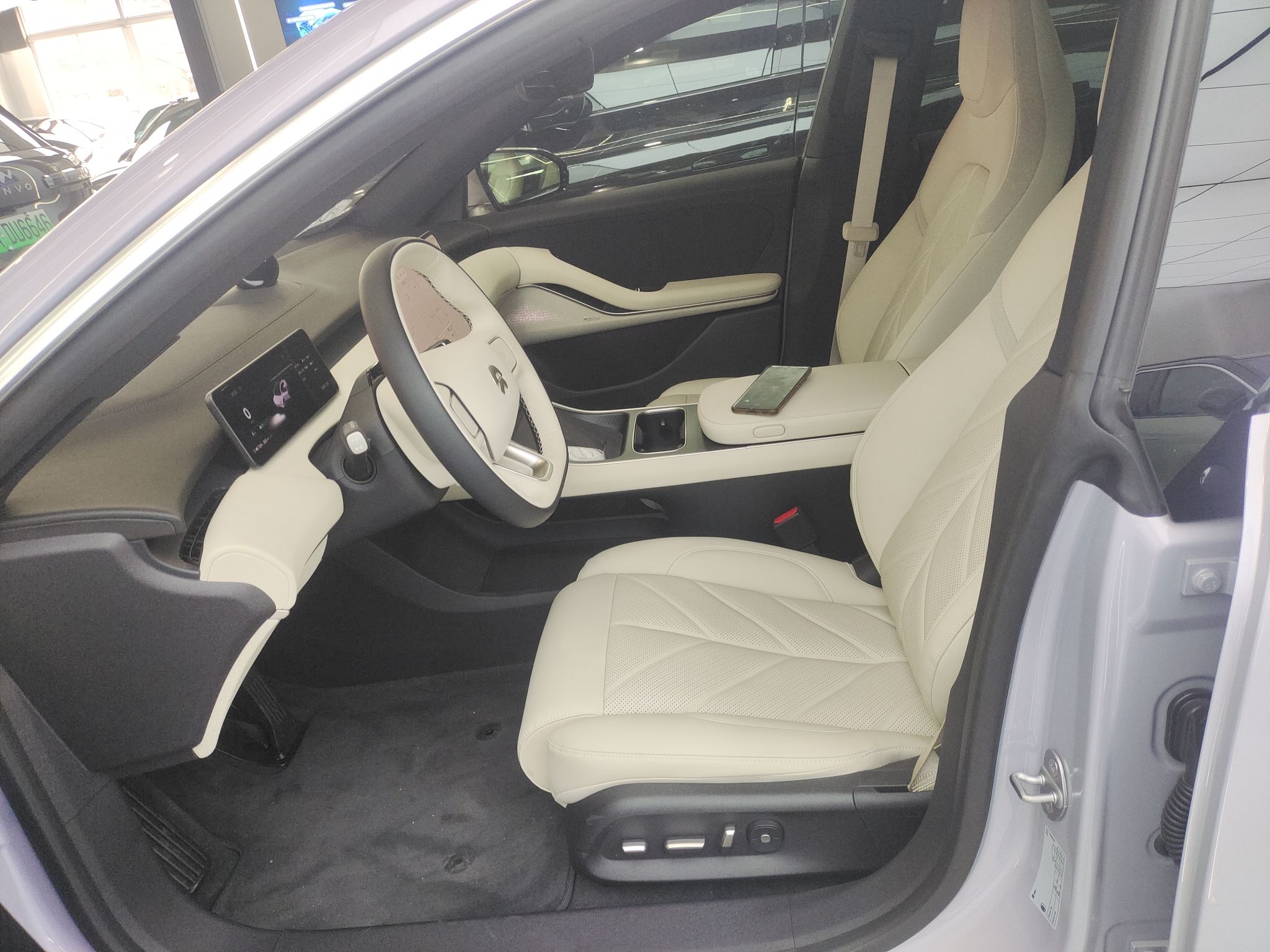 المقاعد الأمامية داخل السيارة