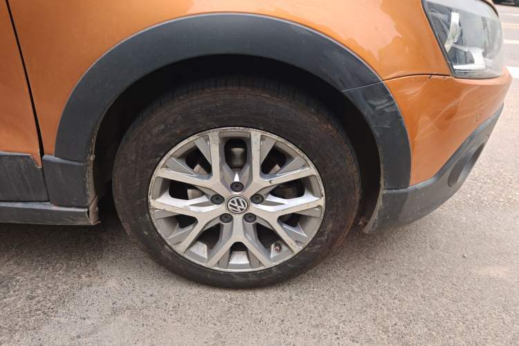 Used Volkswagen Polo 2014 1.6L Cross Polo Automatic Right Front Wheel Hub