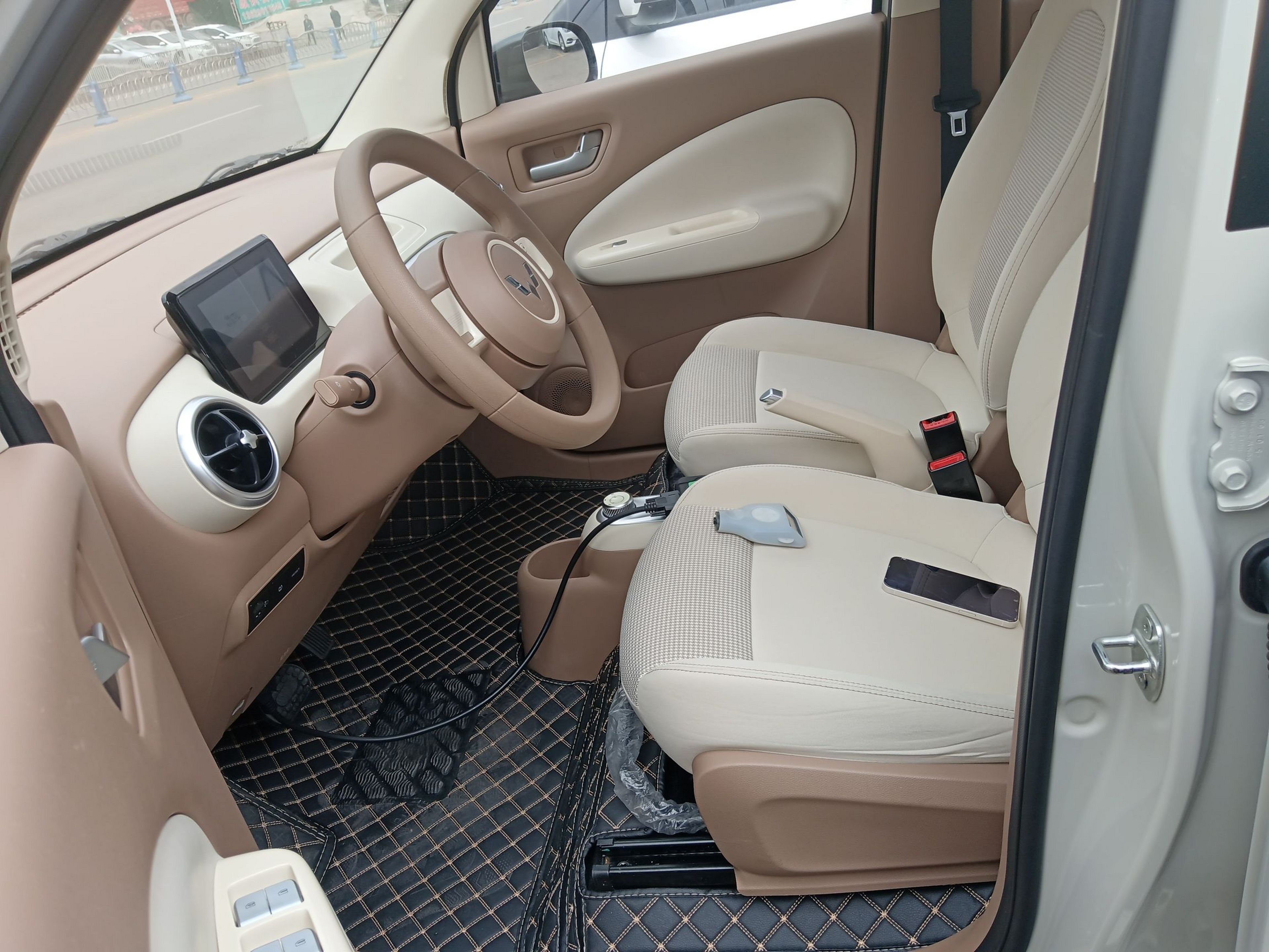 المقاعد الأمامية داخل السيارة