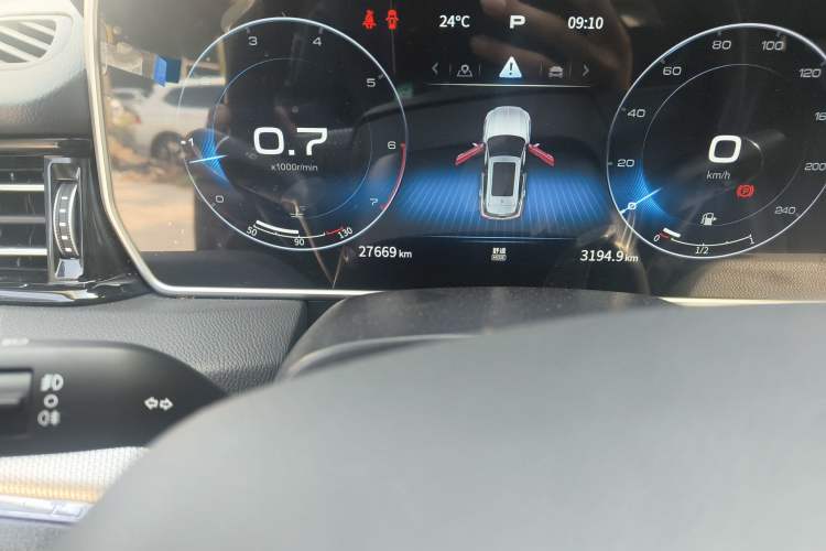 Used Hongqi HS5 2022 2.0T Smart Connect Flagship Edition Odometer Close Up