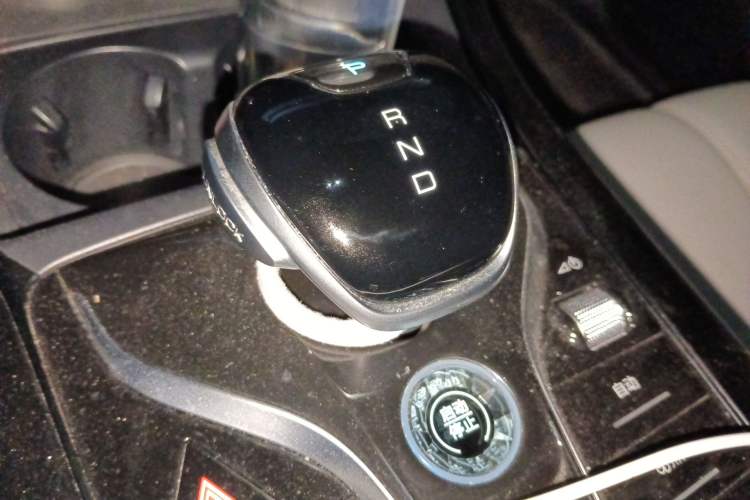 Used BYD Qin PLUS 2024 HONOR Edition DM-i 55KM Leading Model Gear Lever