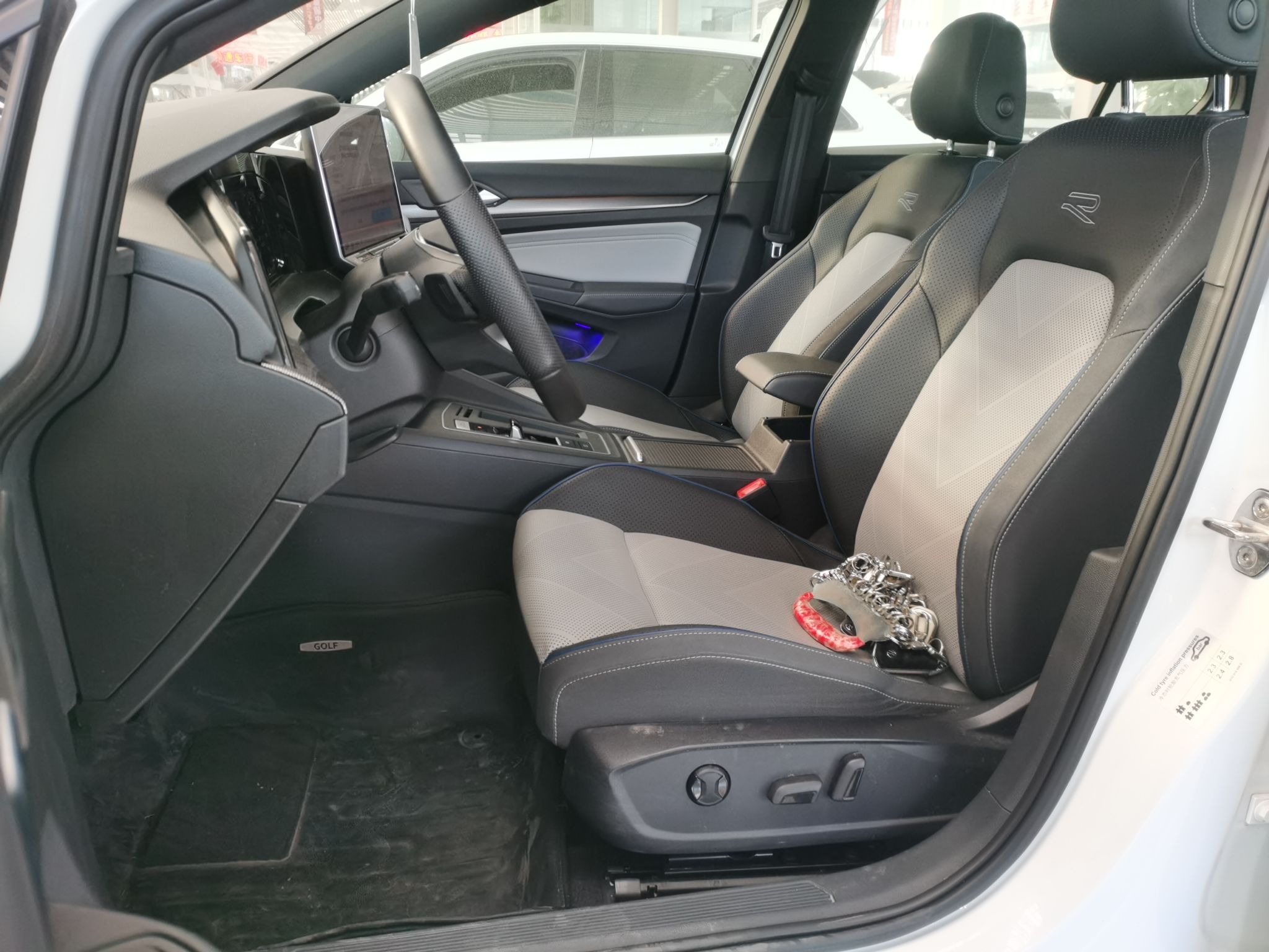 المقاعد الأمامية داخل السيارة