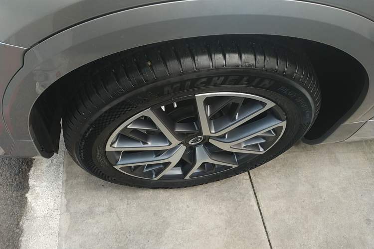 Used GAC Trumpchi GS8 2024 Dual-Motor Series 2.0TM Two-Wheel Drive Premium Edition Left Front Wheel Hub