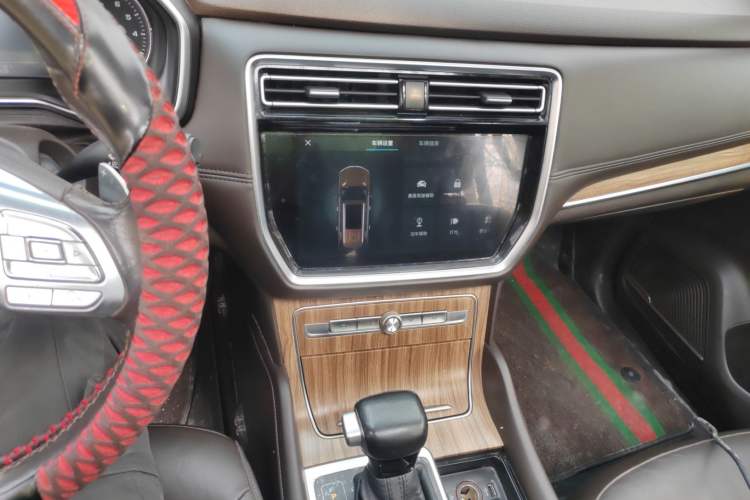 Used Roewe RX8 2018 30T Smart Connectivity Two-Wheel Drive Flagship Edition Audio And AC Panel