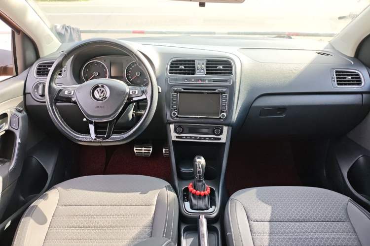 Used Volkswagen Polo 2014 1.6L Cross Polo Automatic Center Console