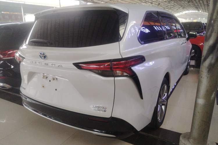 Used Toyota Sienna 2023 2.5L Hybrid Deluxe Edition
