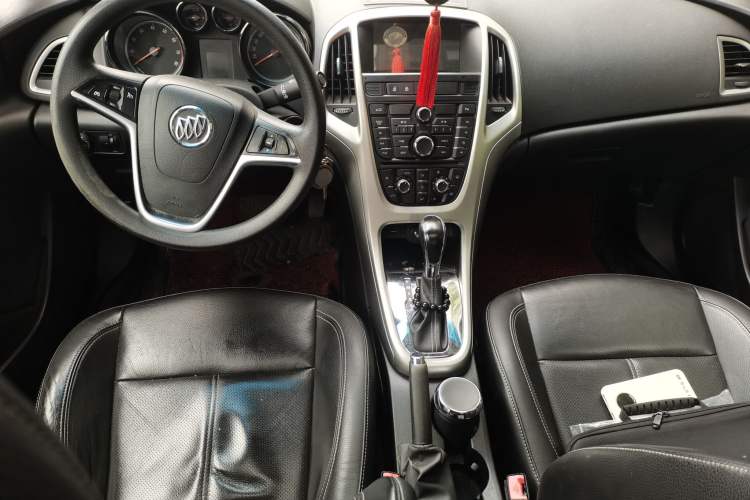 Used Buick GT 2013 GT 1.8L Automatic Fashion Edition Center Console