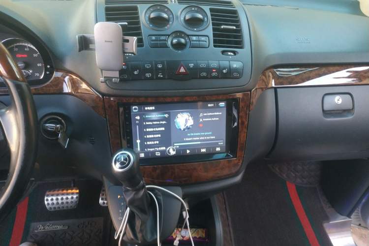 Used Mercedes-Benz Viano 2011 3.5L 125th Anniversary Edition 6 Seats Audio And AC Panel