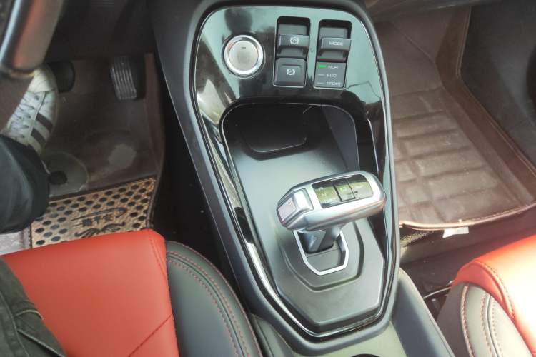 Used Haval H2s 2017 Red-Label 1.5T Dual-Clutch Elite Model Gear Lever