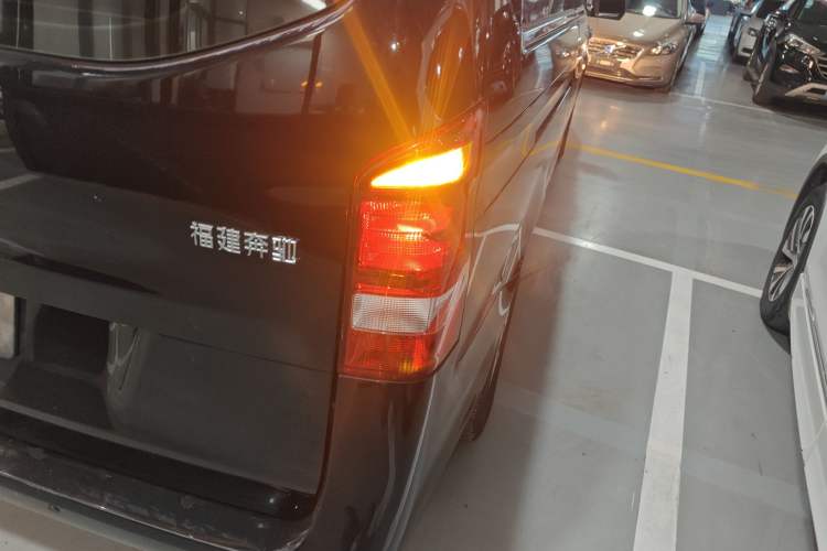 Used Mercedes-Benz Vito 2018 2.0T Elite Version 7 Seats China VI Emission Standard
