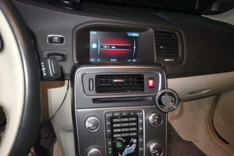 Used Volvo S60 2015 S60L T5 Intelligent Drive Edition Audio And AC Panel