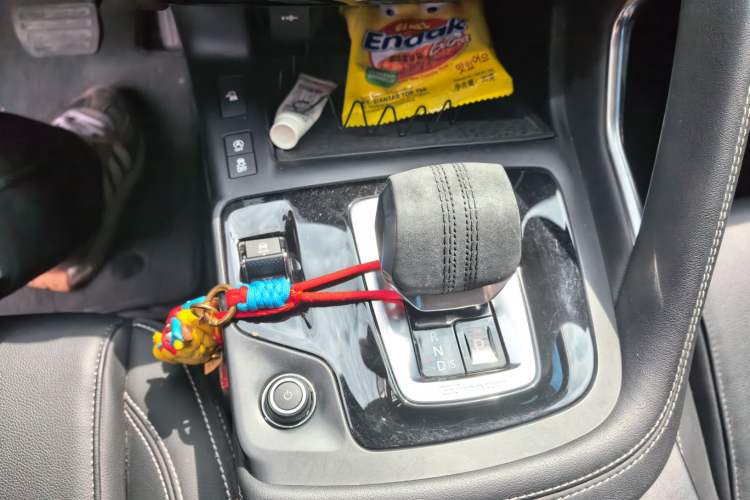 Used Jaguar E-PACE 2024 YAO Black Sport Edition R-DYNAMIC SE BLACK Gear Lever