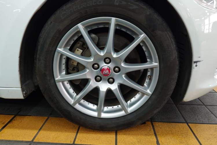 Used Jaguar XJ 2014 XJL 3.0 SC Two-Wheel-Drive Panoramic Business Edition Right Front Wheel Hub