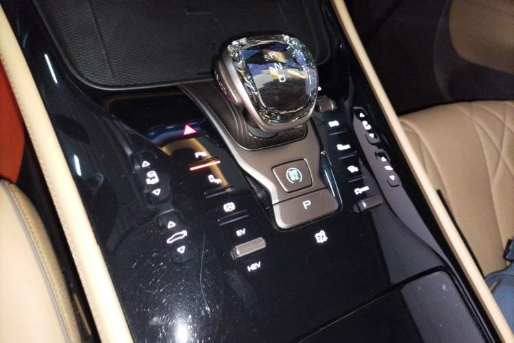 Used Denza D9 2023 DM-i 965 Luxury Model