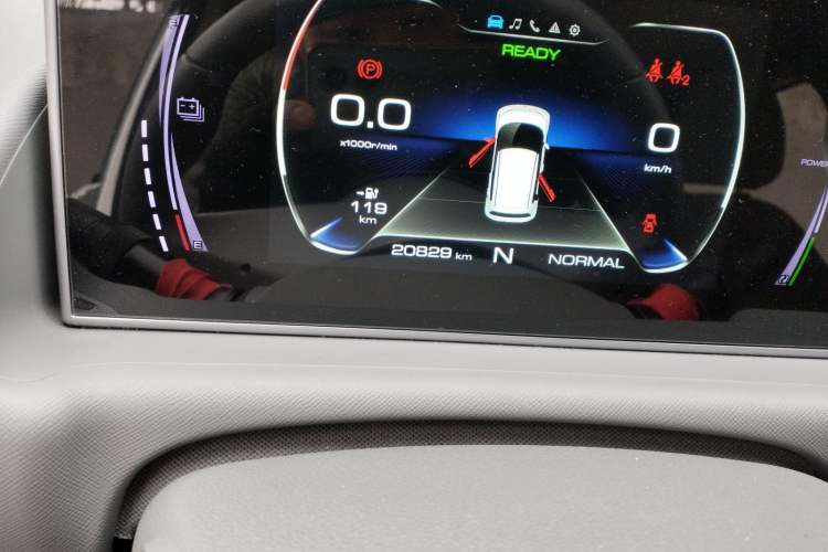 Used ORA White Cat 2020 305 km Luxury Version Odometer Close Up