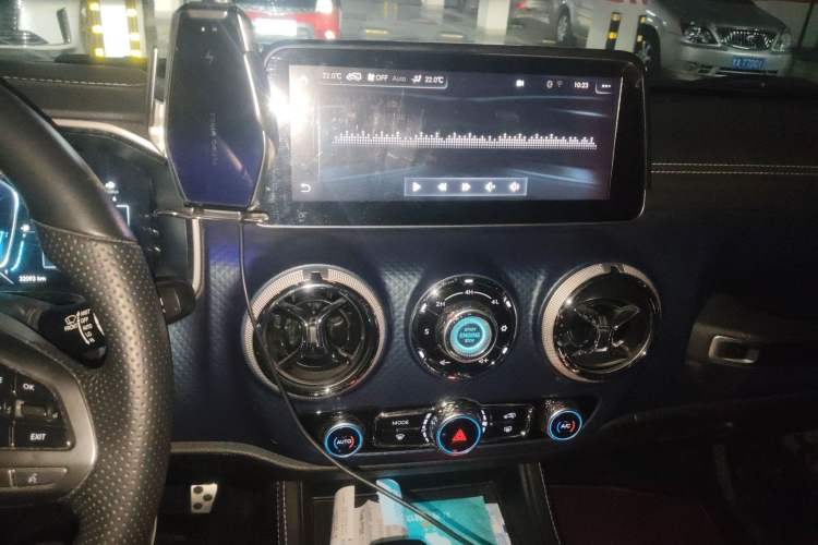 Used BAIC Off-Road BJ40 2018 PLUS 2.3T Automatic Four-Wheel Drive Flagship Version China V Emission Standard Audio And AC Panel