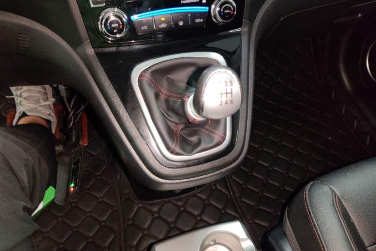 Used Haval H6 2015 Upgraded Model 1.5T Manual Two-Wheel Drive Elite Version Gear Lever