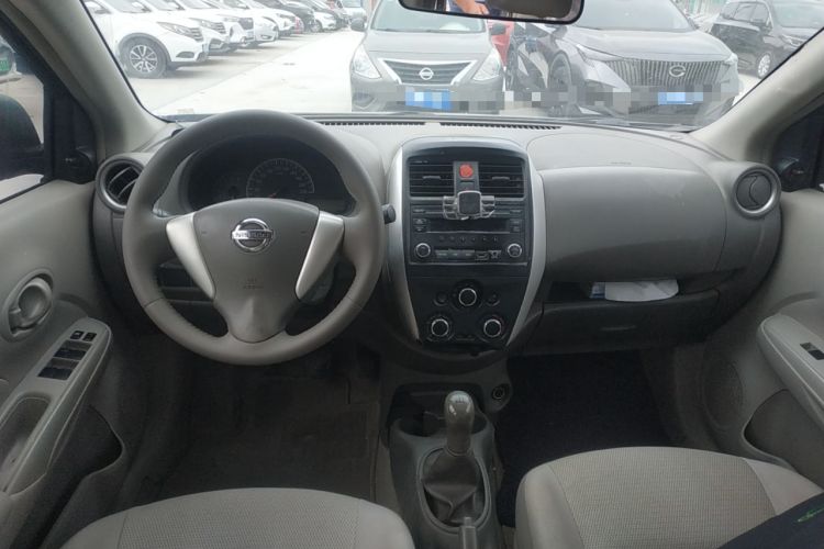 Used Nissan Sunny 2014 1.5XE Manual Comfort Edition Center Console