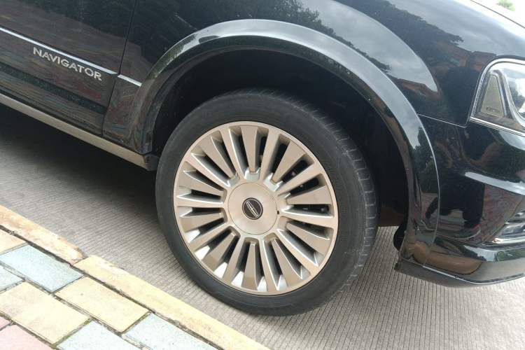 Used Lincoln Navigator 2016 3.5T AWD Right Front Wheel Hub