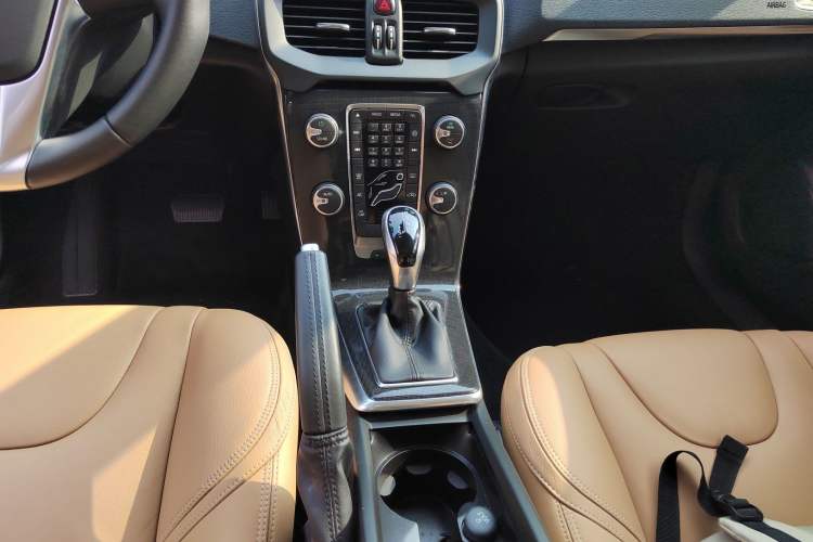 Used Volvo V40 2017 T3 Zhiyi Edition