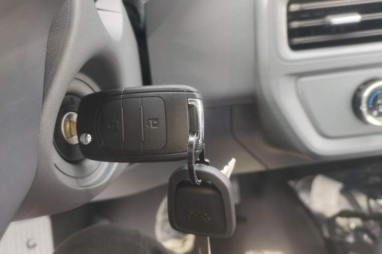 Used Wuling Yangguang 2024 300KM Comfort Version Passenger Van 75kW