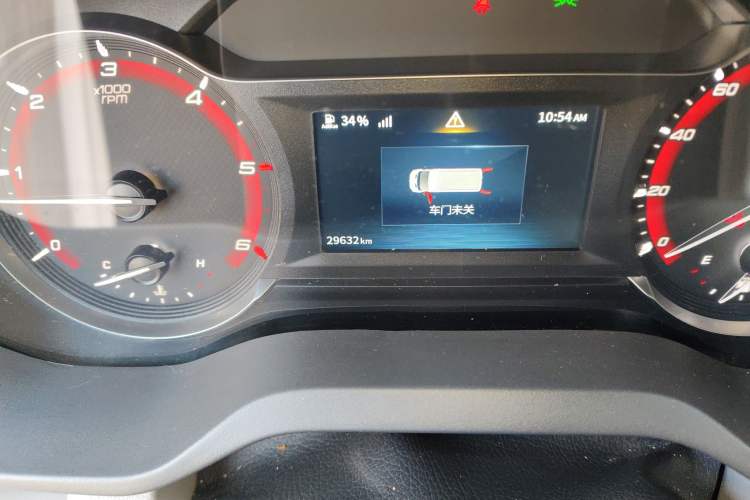 Used SAIC MAXUS Xintu V90 2022 2.0T Manual Zhiyun King Rear-Drive Short Wheelbase Mid-Roof Design with Single Rear Tire and 6 Seats