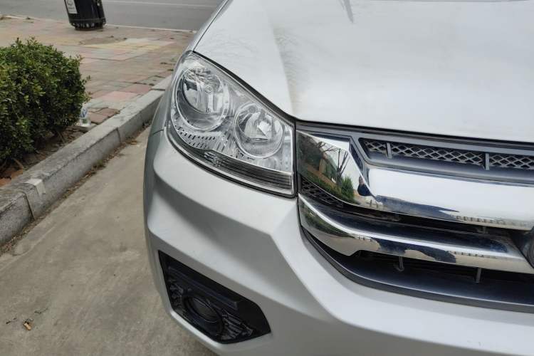 Used Great Wall Wingle 5 2023 2.4L Gasoline Two-Wheel-Drive Entry-Level Big Double Right Front Headlight